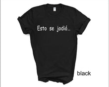 Load image into Gallery viewer, Esto se Jodió tshirt, Adult humor, Spanish tshirts, Camisetas en Español, Puerto Rico, Puerto Rico quotes, Gifts