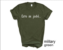 Load image into Gallery viewer, Esto se Jodió tshirt, Adult humor, Spanish tshirts, Camisetas en Español, Puerto Rico, Puerto Rico quotes, Gifts