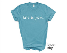 Load image into Gallery viewer, Esto se Jodió tshirt, Adult humor, Spanish tshirts, Camisetas en Español, Puerto Rico, Puerto Rico quotes, Gifts
